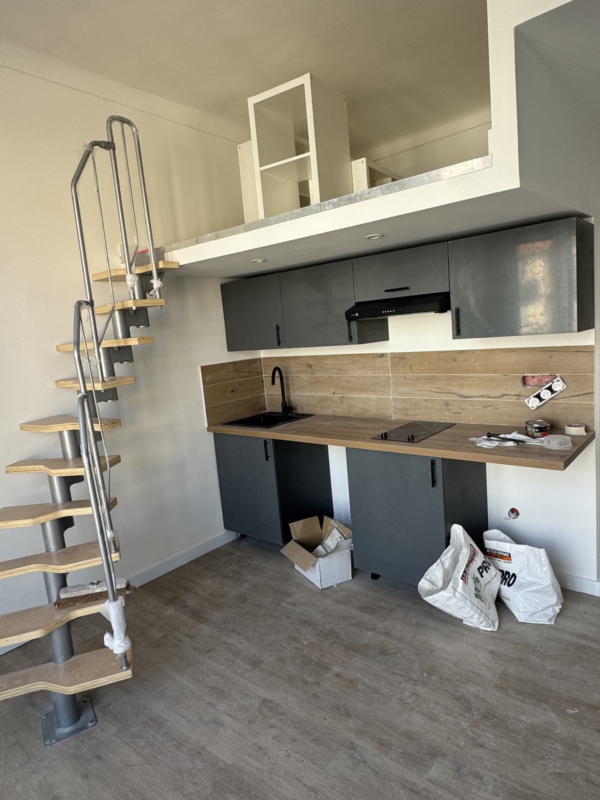 Studio avec cuisine et mezzanine
