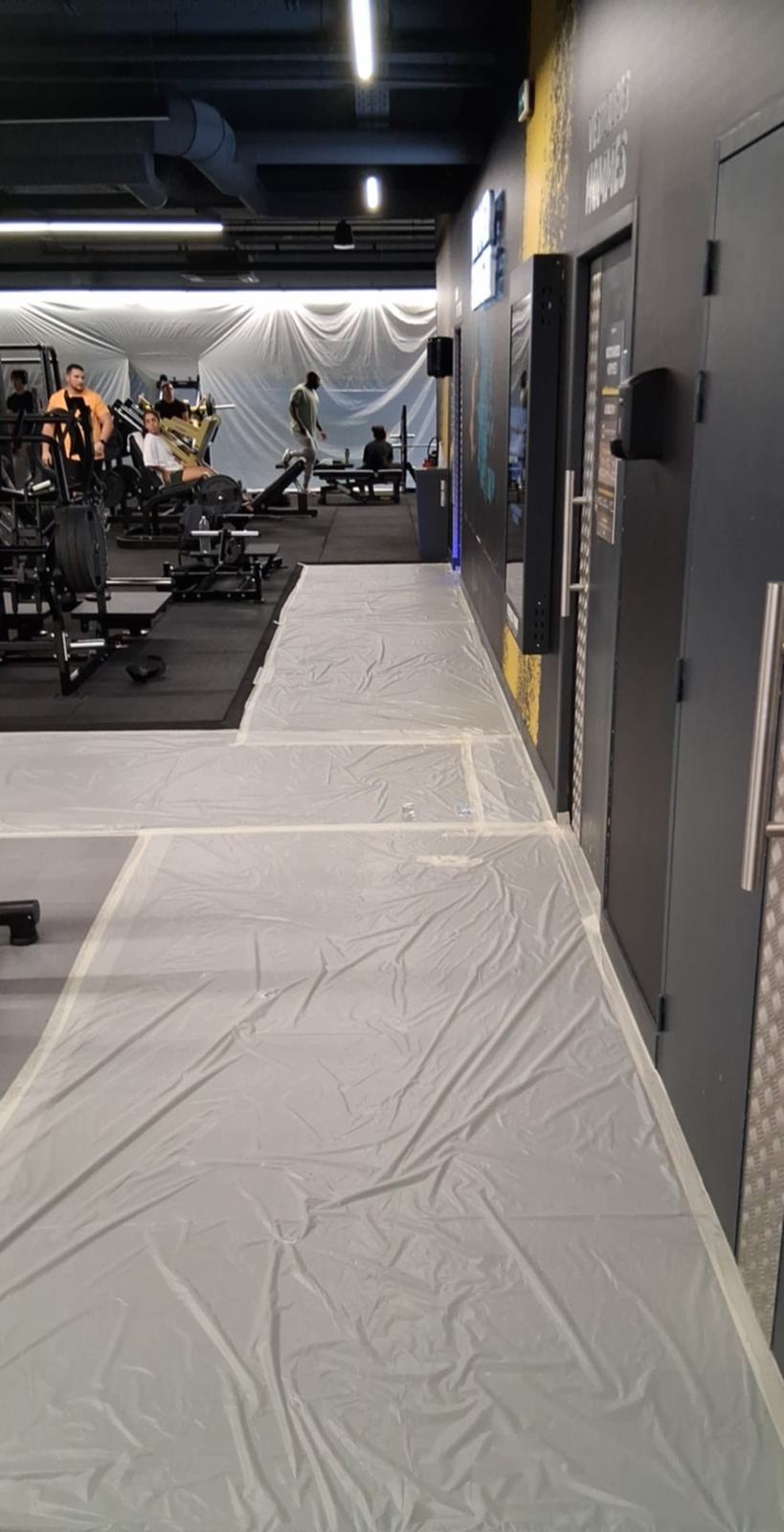 Protection des sols pendant les travaux en salle de sport