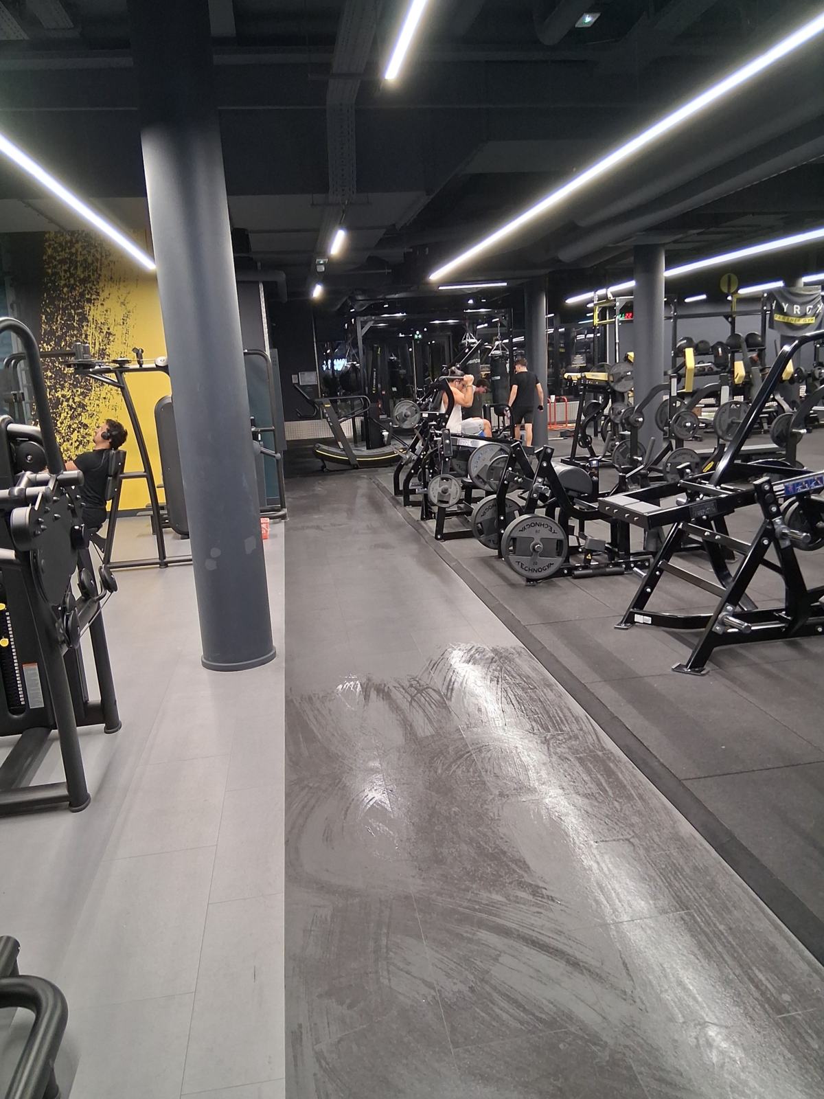 Sol rénové dans une salle de sport