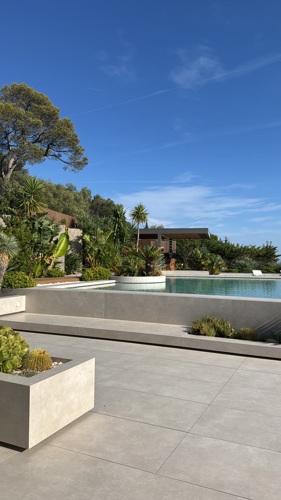 Terrasse et jardinières au bord de la piscine