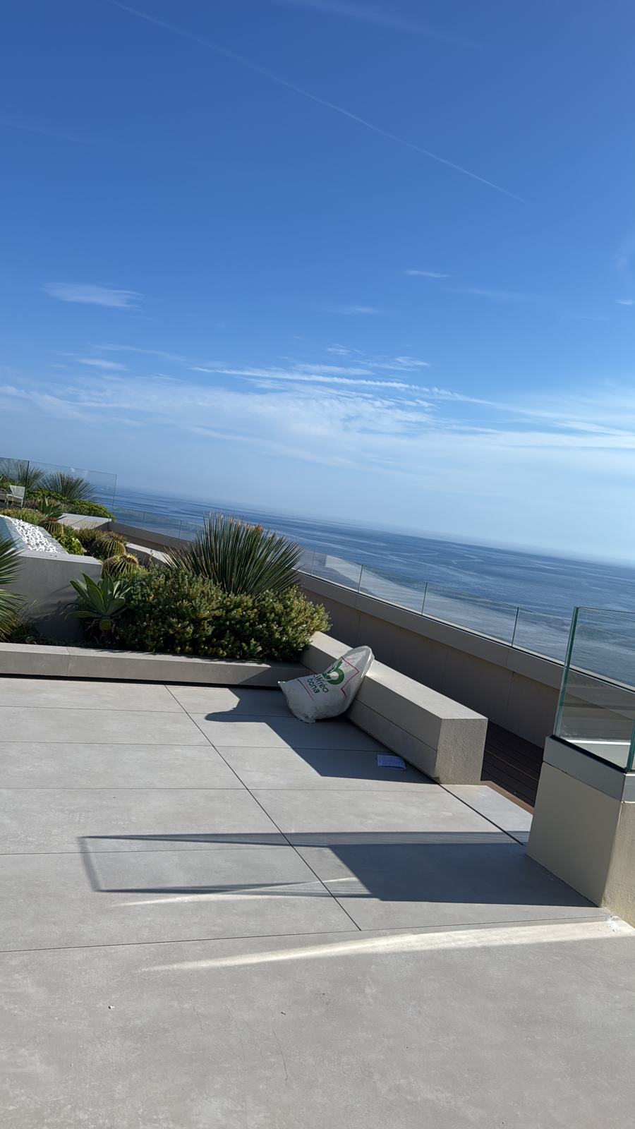 Terrasse carrelée grand format avec vue sur la mer